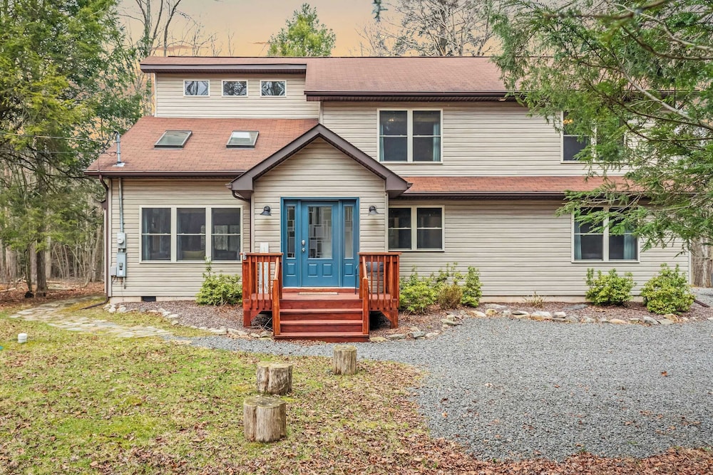 Rustic-chic Escape w/ Hot Tub, Fireplace & Nature Views Pine Woods Loft