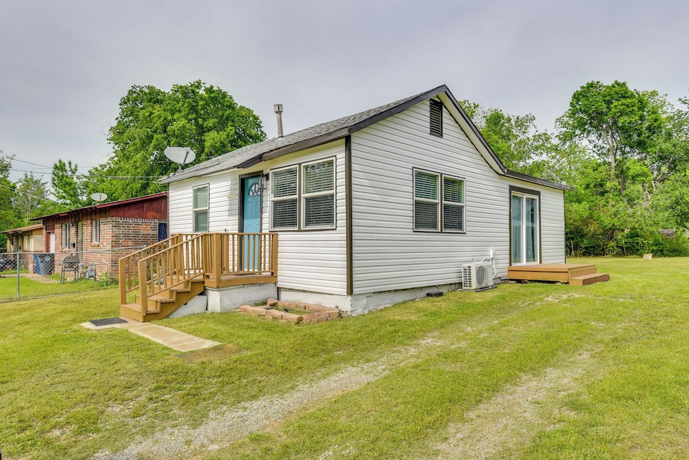 5 Mi to Dtwn Tulsa: Pet-friendly Home!