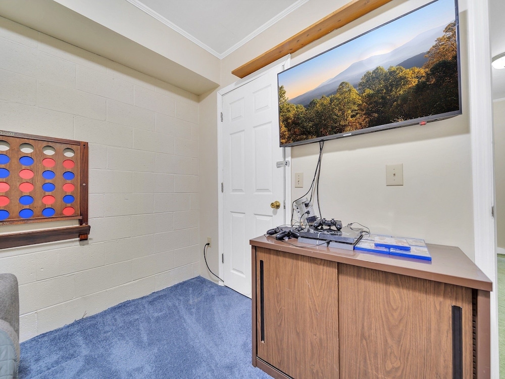 Smoky Mtn Retro 4 Bedroom Home