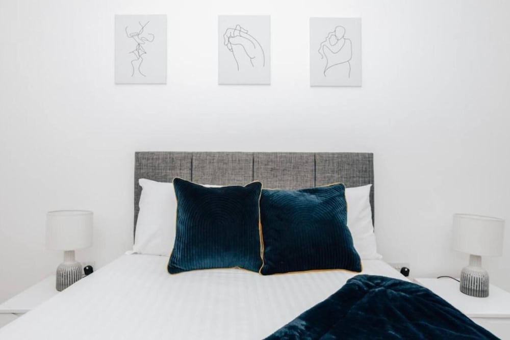 Stunning 2-bedroom Apartment in Birmingham City view 5