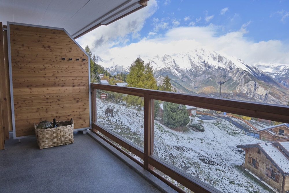 Cosy Apartment in the Centre of Town With Views and Parking