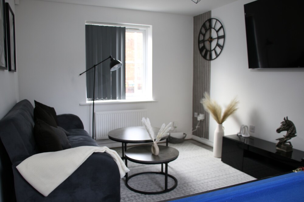 3 Bedroom House Close to City Centre/ Free Parking