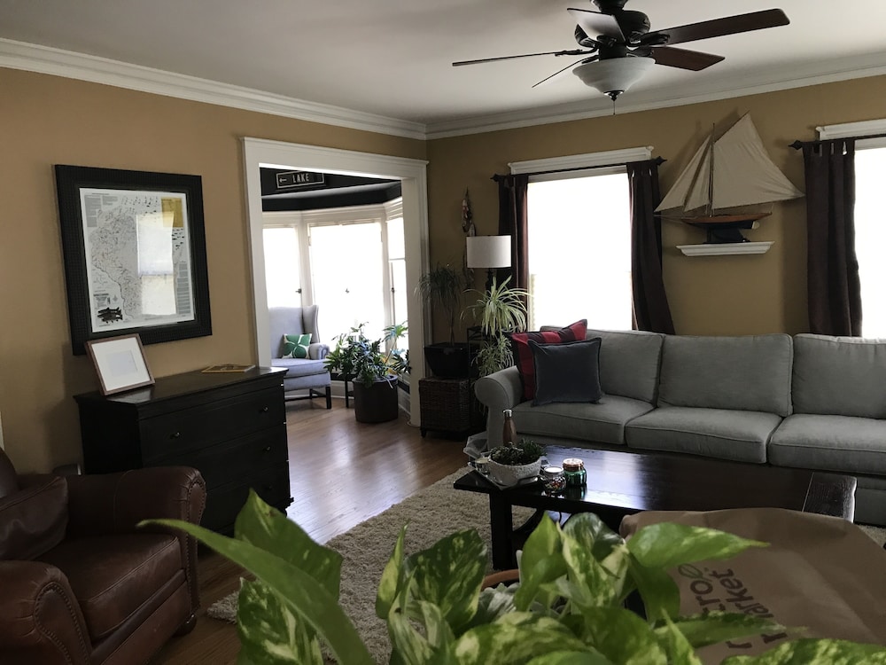 Beautiful Luxury Suite A Shorewood Home