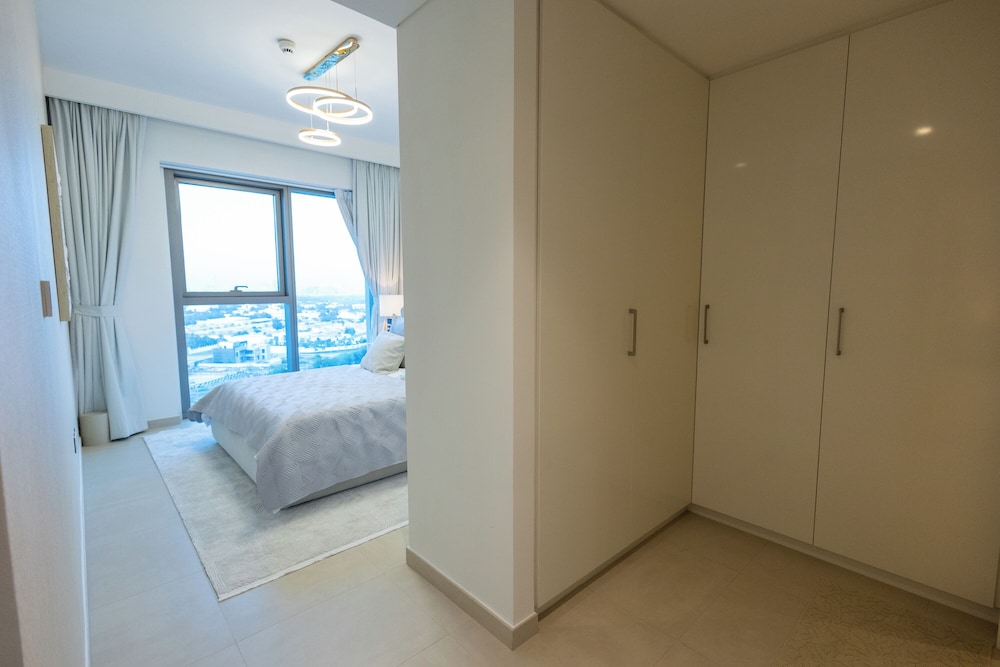 Maison Privee - Elegant Urban Stay Just Steps from Burj Khalifa