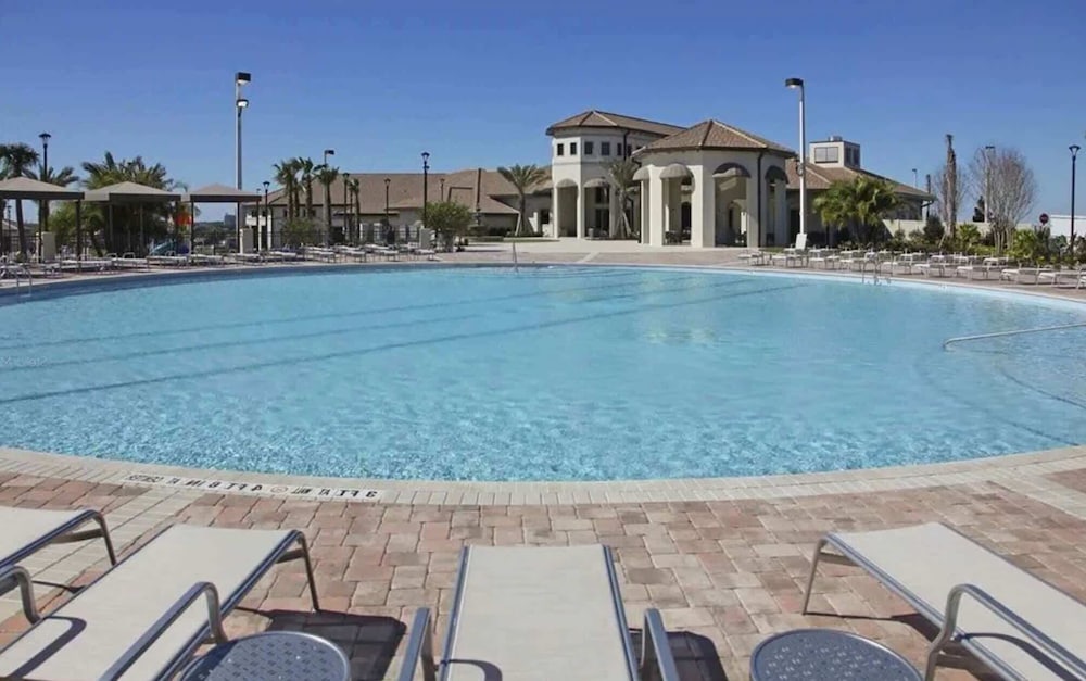 Stylish 4Bd w Lake View Pool Kids Themed Room