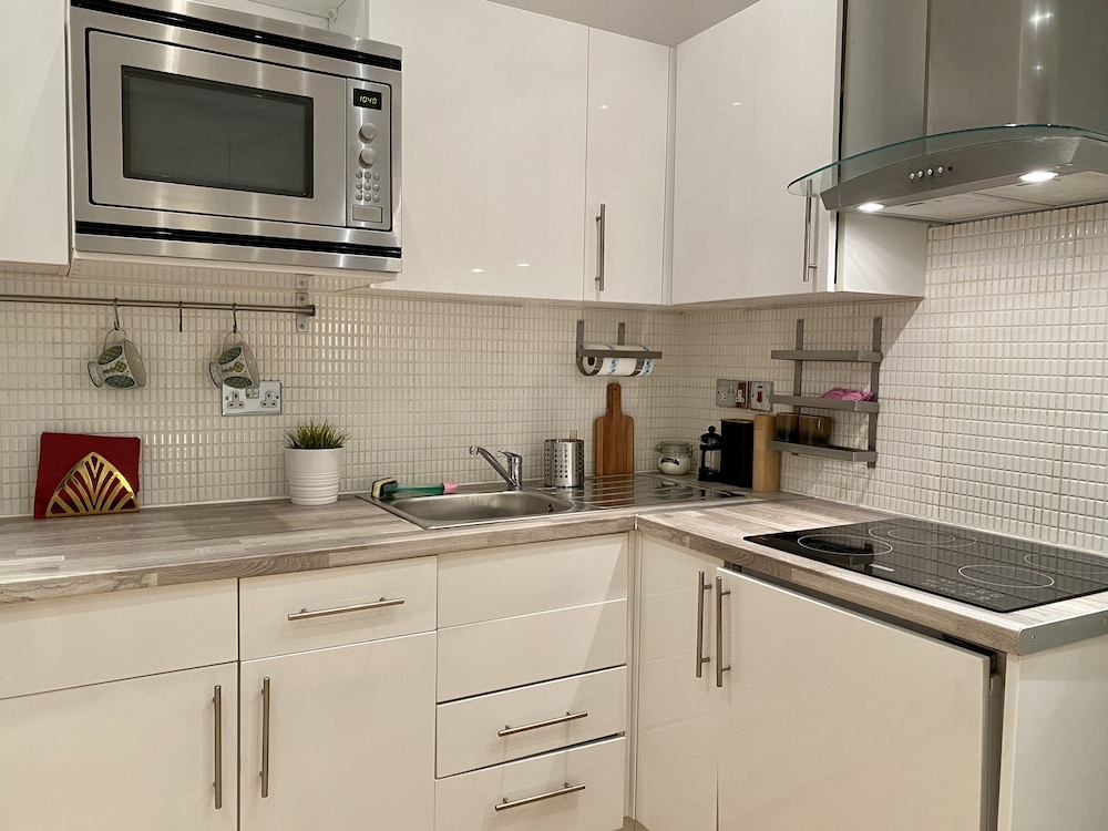 London Oasis - 2 Bedroom Apartment
