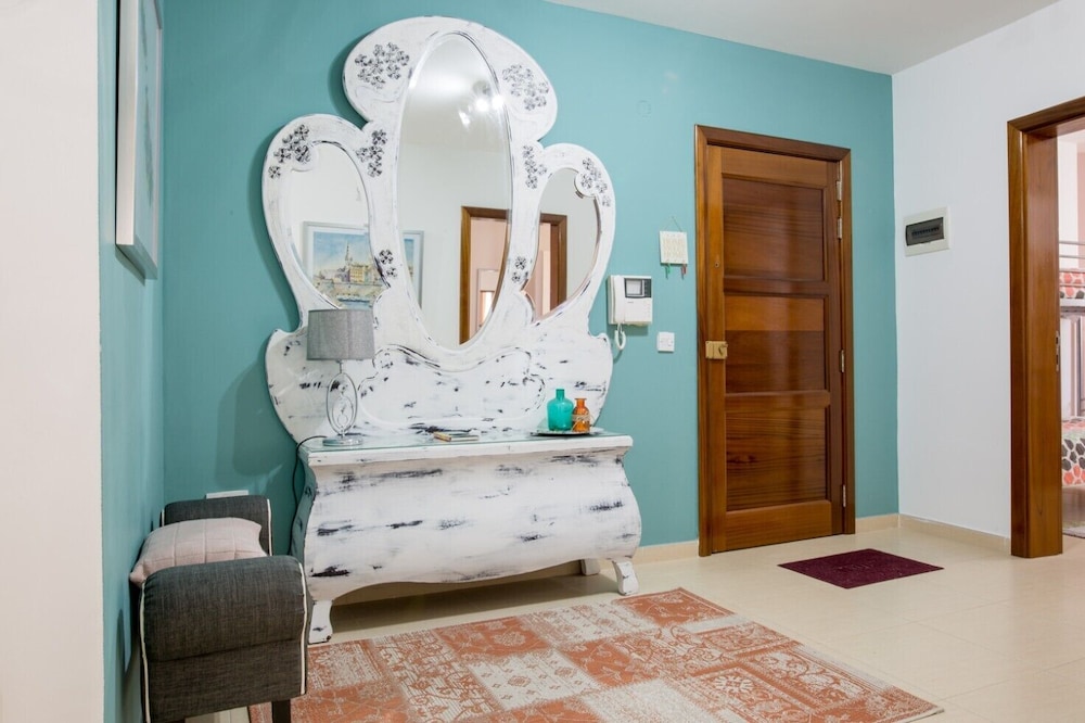 Luxury 3BR Apartment by the Sea, Prime Location photo 4