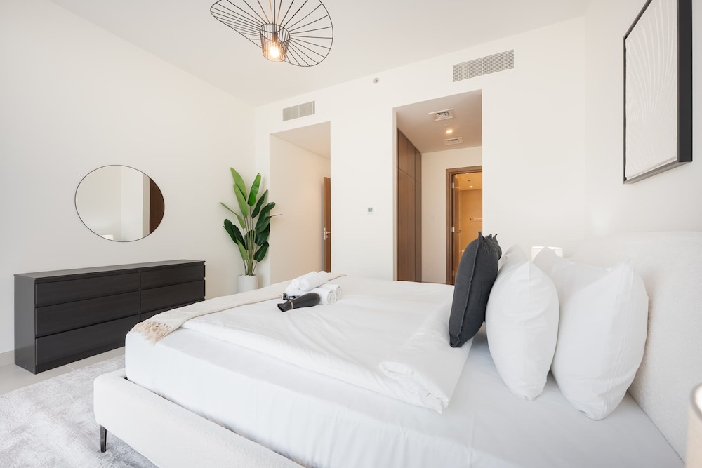 Elegant Relaxing 3-bedroom Apartment in Perfect Location at Canal Front 6