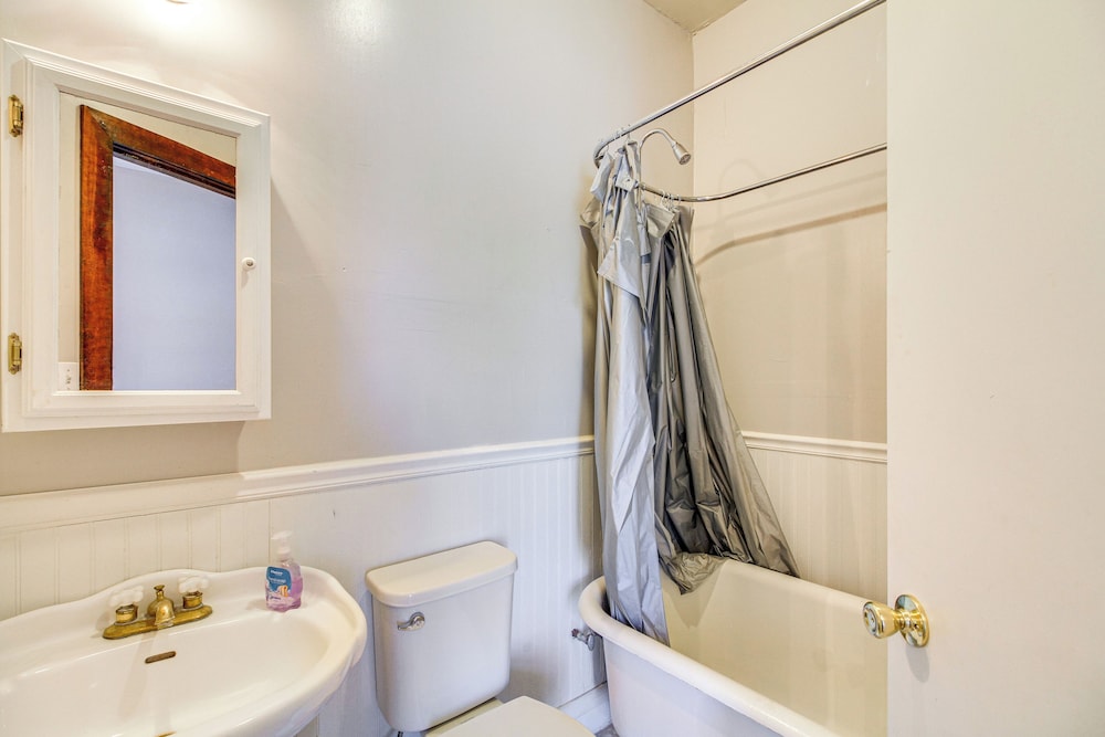 < 1 Mi to Downtown Abq: Historic Manor w/ Patio!