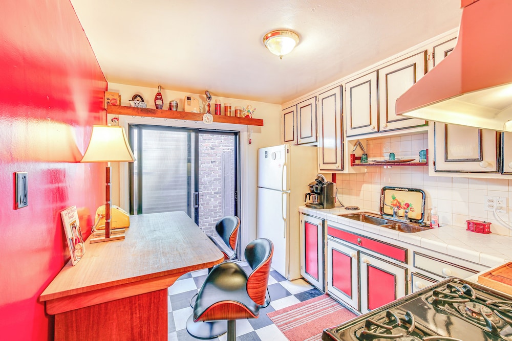1 Mi to Ocean! Home w/ Rooftop Deck in Long Beach
