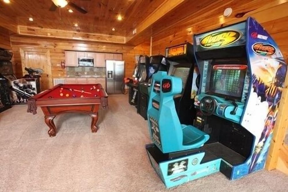 Serenity Mountain Pool 9 Br cabin by RedAwning