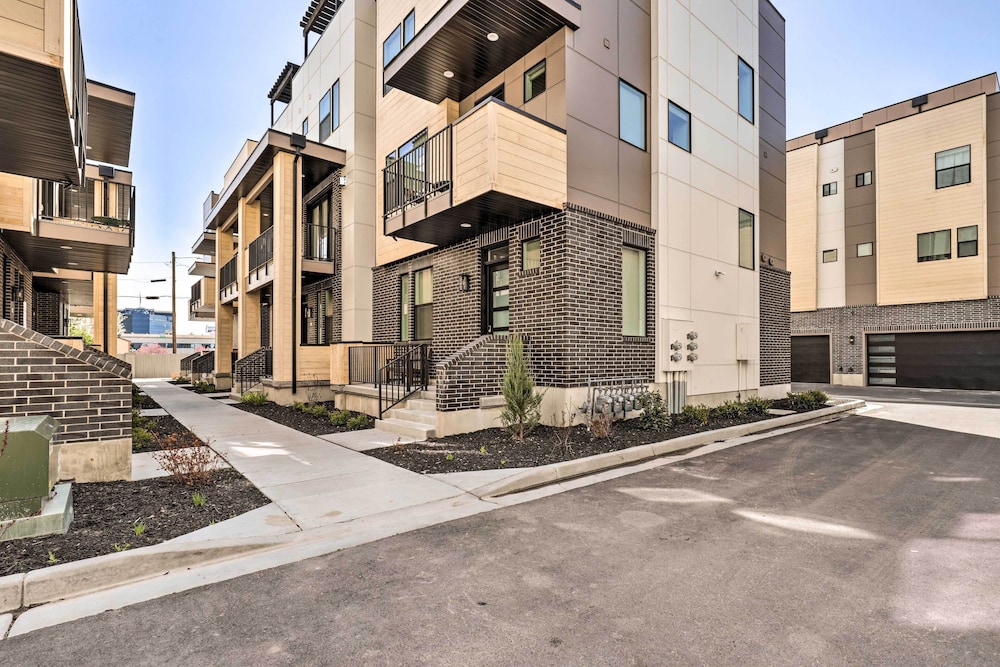 Modern-chic Provo Townhome 1 Mi to BYU Campus view 5