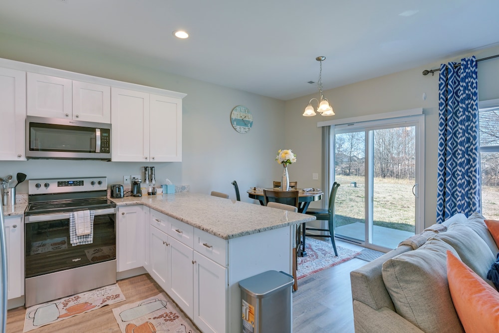 6 Mi to PNC Music Pavilion: Concord Townhome