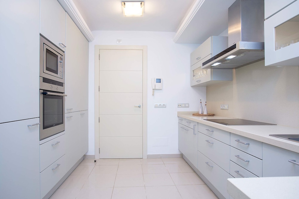 Bright Apartment Front of Beach Guadalmansa Beach