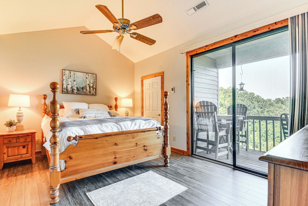 Condo w/ Private Balcony 6 Mi to Pisgah NF!