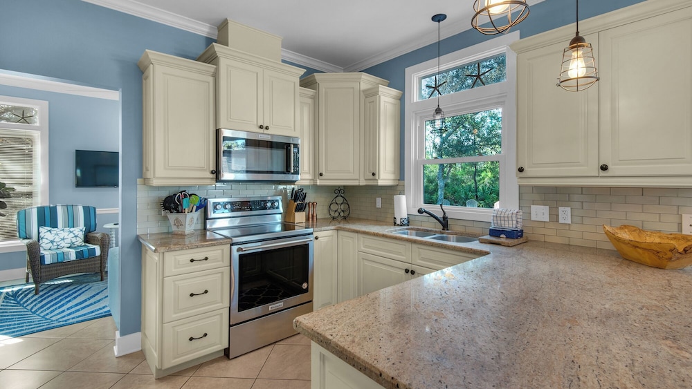 Spacious 3br, Dreamy Backyard, 2 Pools, 6-min Stroll to Beach view 2