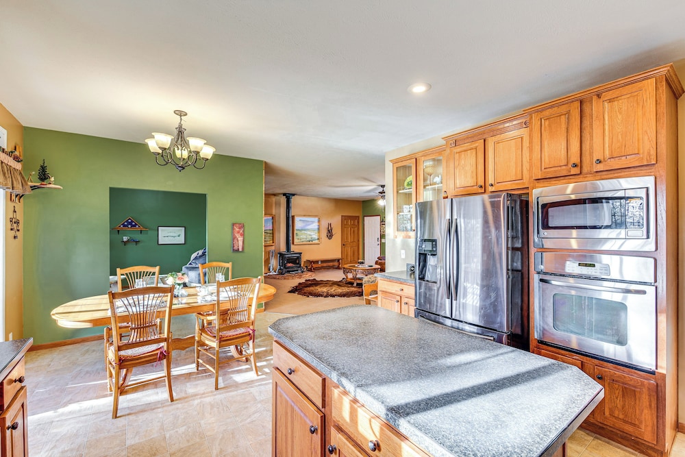 5 Mi to Town: Mtn-view Gem w/ Deck in Hot Springs