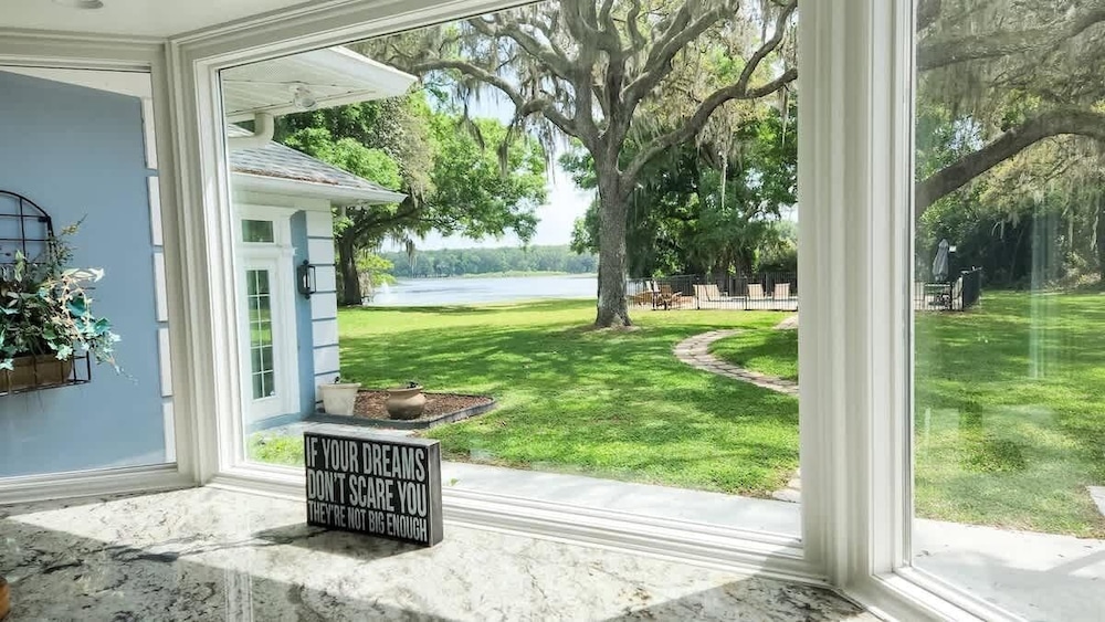 Executive 5 Bedroom Pool Home, Dade City!
