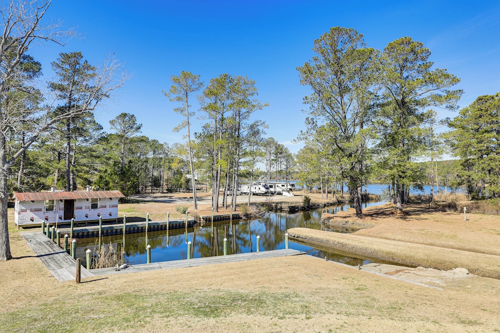 Boat Dock & Ramp: Canal-front Home!