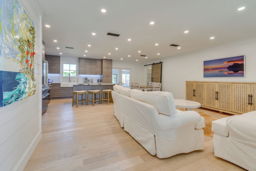 Sups & Dock at Waterfront Home in Freeport