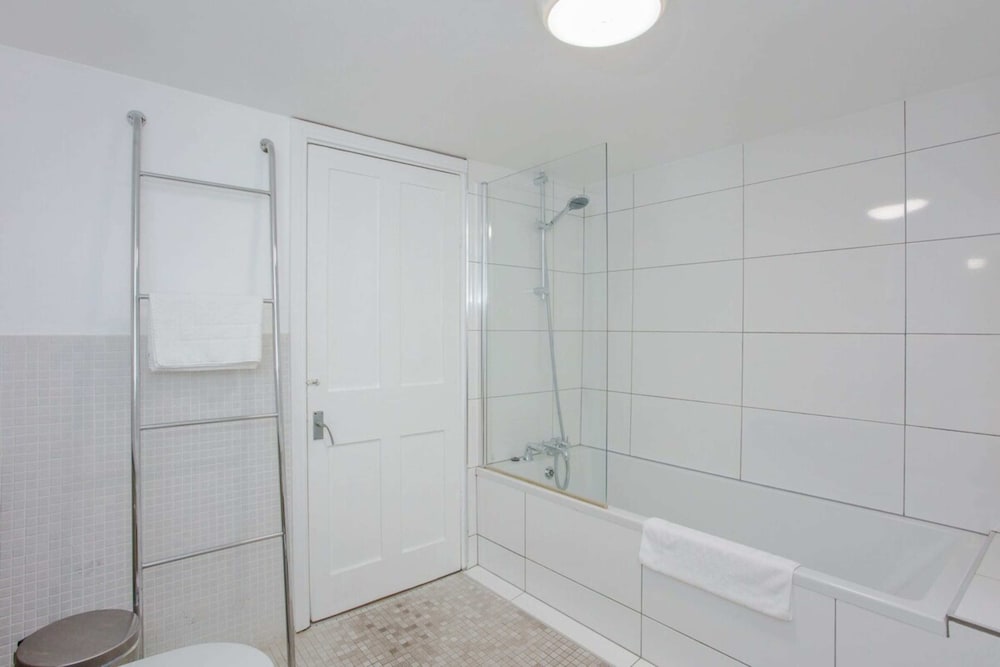 Mountgrove Road Spacious 2 Bedroom Flat