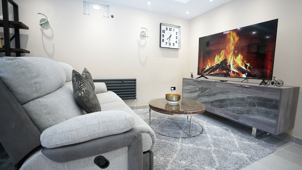 Charming London House - Sleeps 4 & Outdoor Space