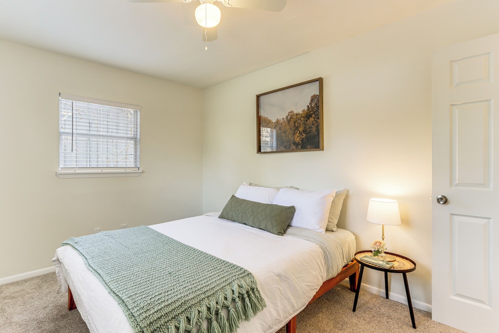 4 Mi to Dtwn: Dog-friendly Fayetteville Home