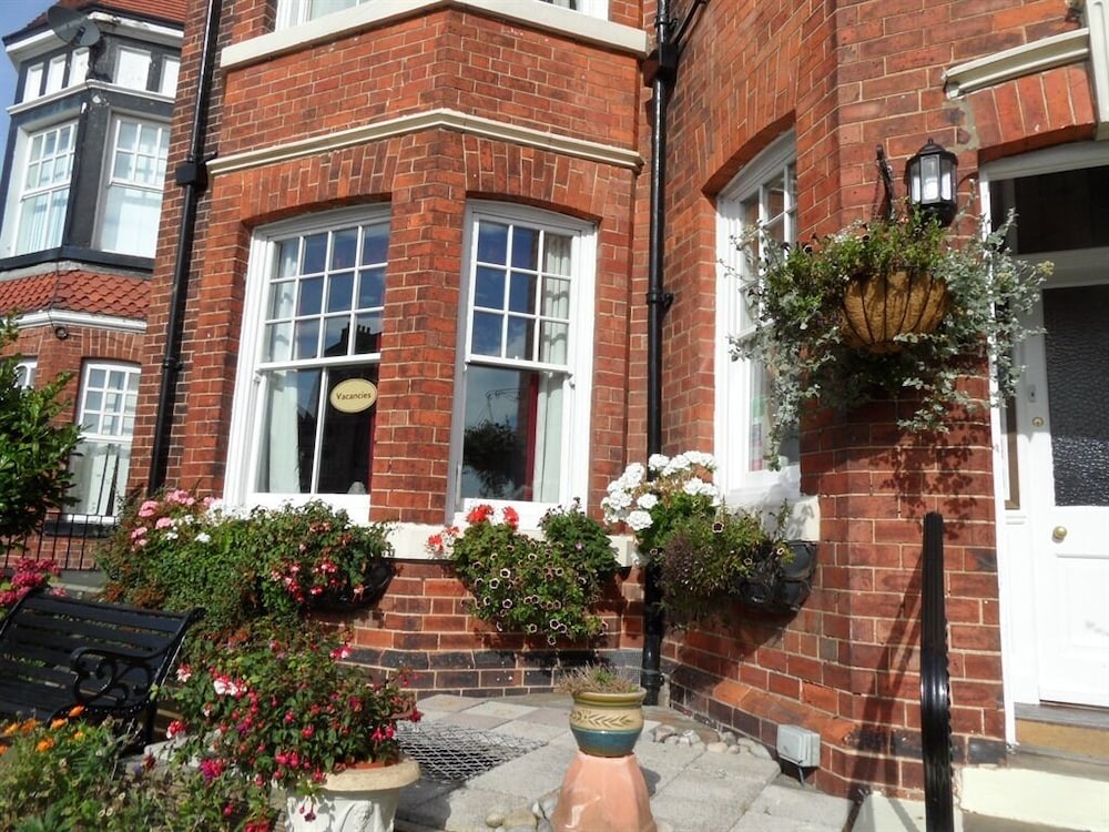 Hotel Glenora Guest House - Image 1