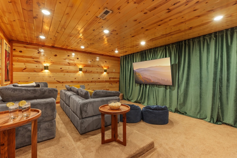 Boulder Ridge Cabin Indoor Pool Home Theater and Games Newly Redesigned