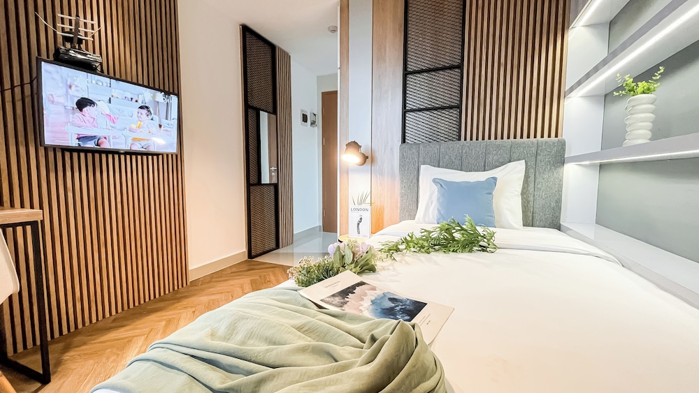 Wooden Nest 2Br Without Living Room At Evenciio Margonda Apartment