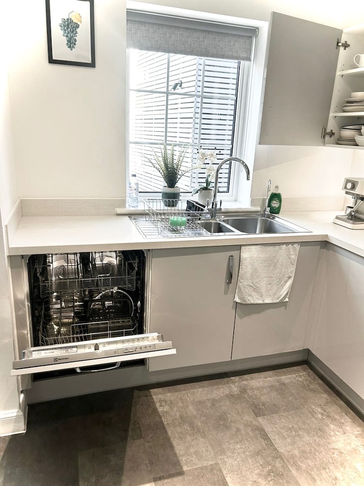 Luxurious Majestic 4 Bedroom- Free Parking