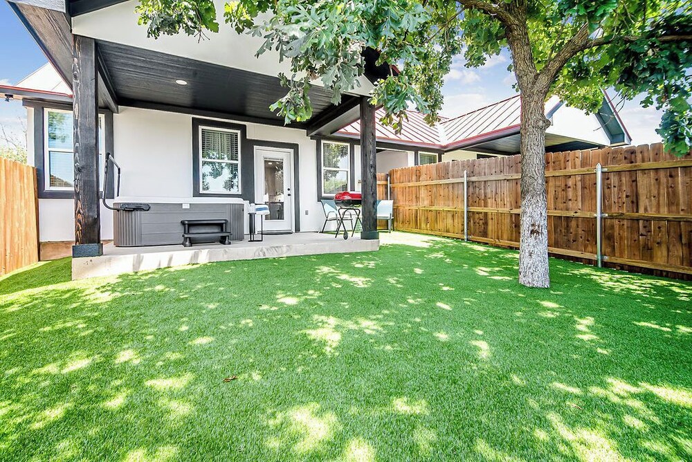 Pet Friendly W/hot-tub-six Minutes to Downtown!