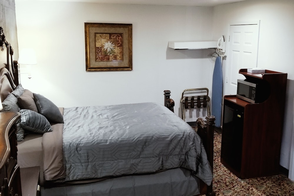 Hutchinson Vacations - Sky-Palace Inn  Suites Hutchinson - Property Image 15