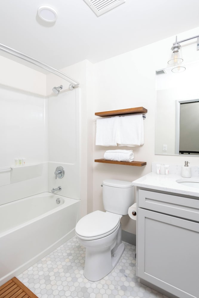 Brewery District Apartment Near Fiserv with Rooftop, Gym, and Parking