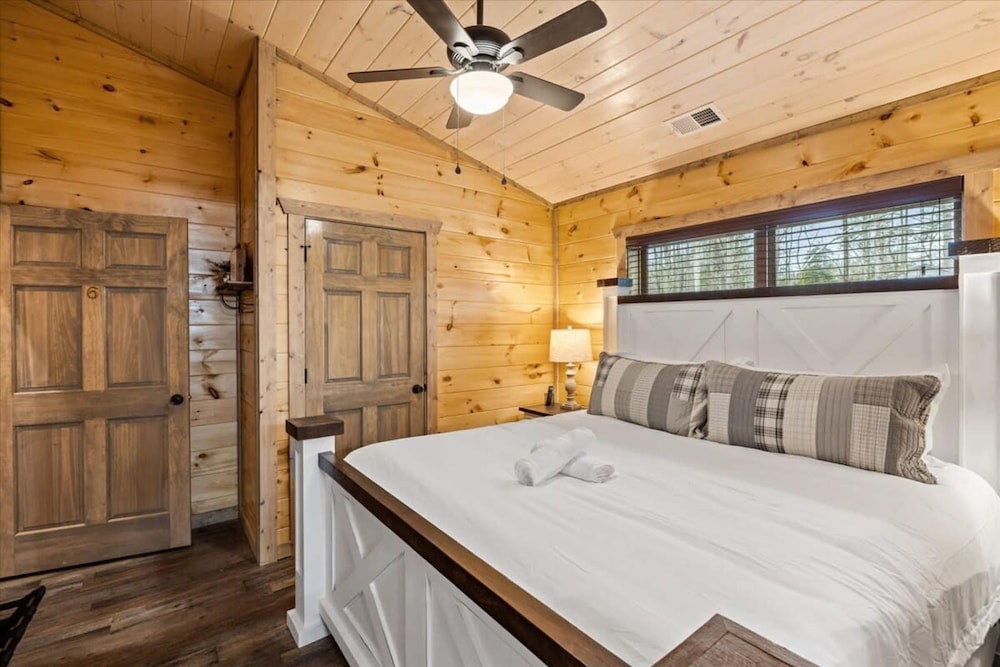 NEW - 1 Location Cabin Pool Hot Tub Arcade HL
