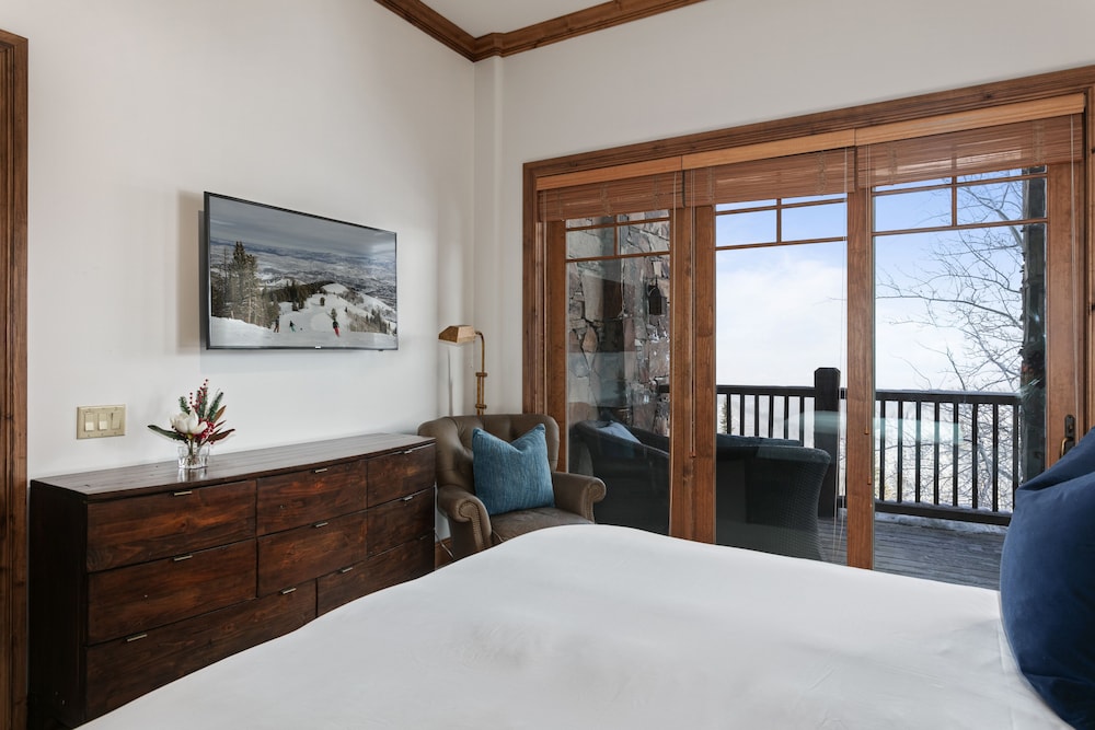 Grand Lodge - Three Bedroom #201 - Ski-in/ski-out 3 Condo