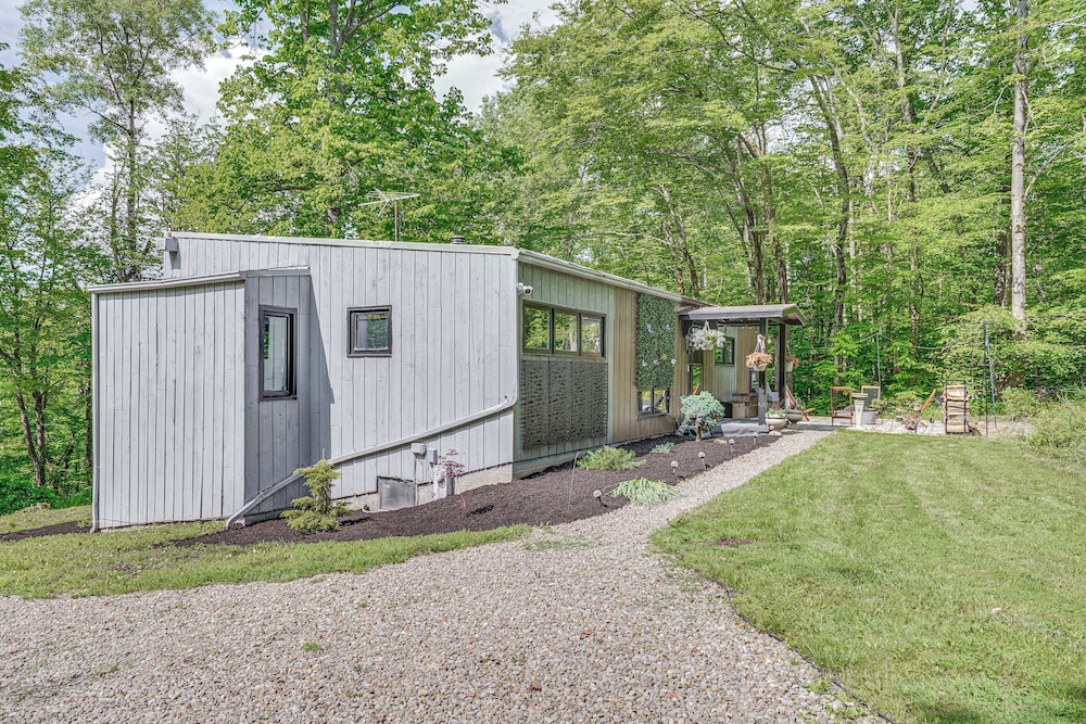 'alpine House' Modern Delevan Cabin on 2 Acres view 3