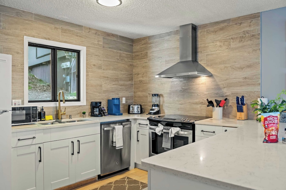 Timberline Retreat Forest Views & Minutes to Camelback Resort