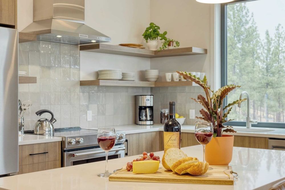 Sleeps 20, 4 Units 10bdr, Hot Tub, Near Old Bend + DT Aerie by Avantstay