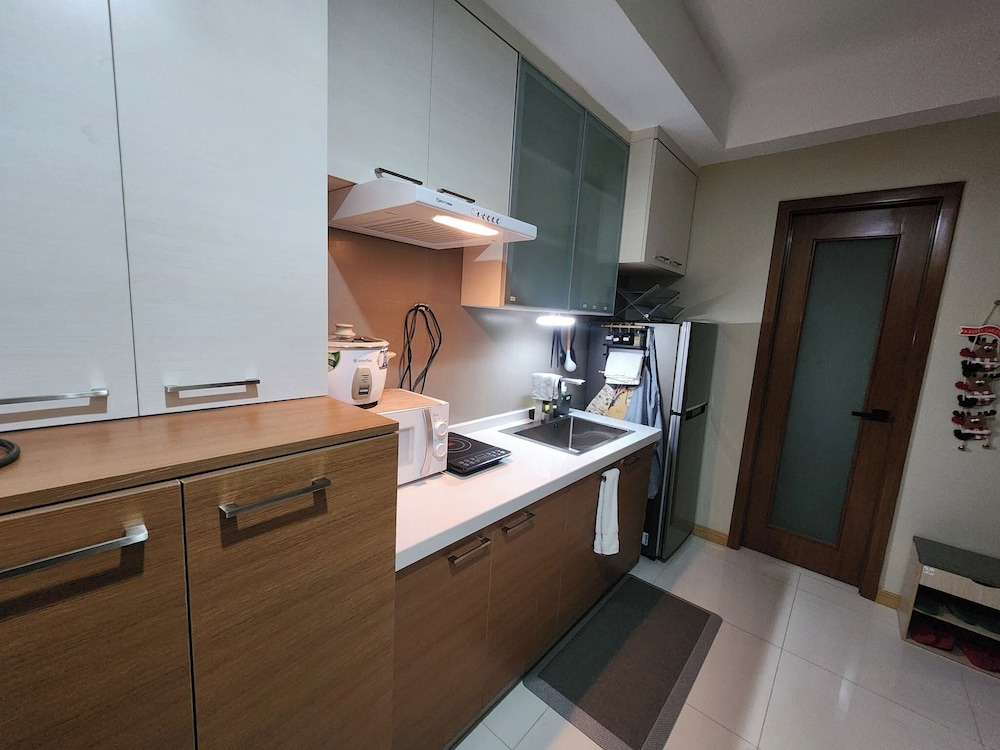 Cozy 1BR Condo in Mandaluyong City With City Skyline View