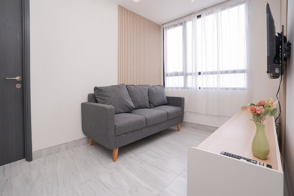 Good and Cozy 2BR at Collins Boulevard Apartment