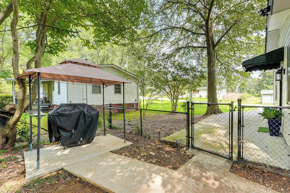 5 Mi to Town: Pet-friendly Retreat in Marietta!