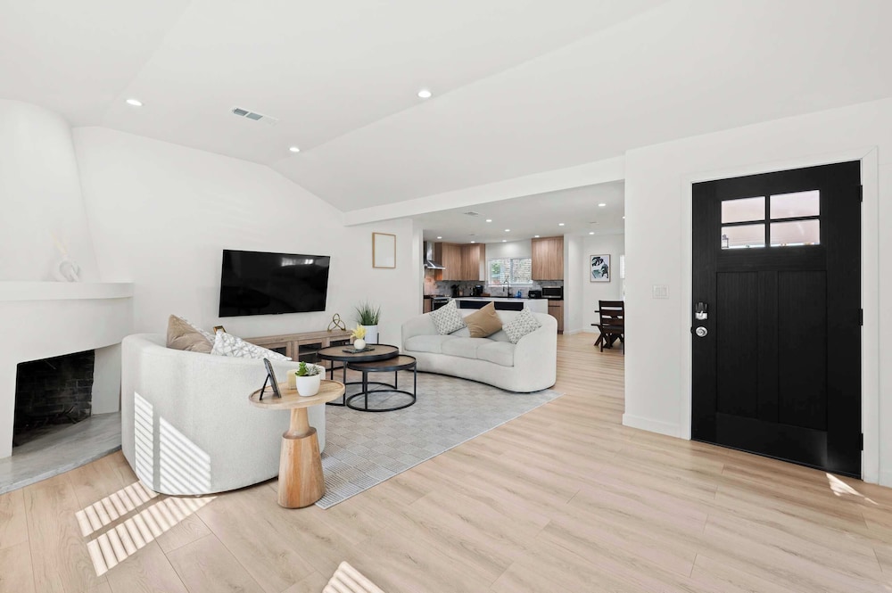 Not Affected by the Fire/spacious Modern Retreat w Luxury Amenities & Style