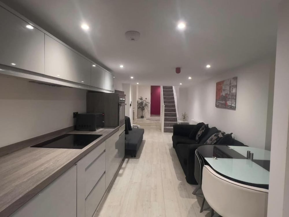 Spacious1br-6guests-walktoshops-fastwifi