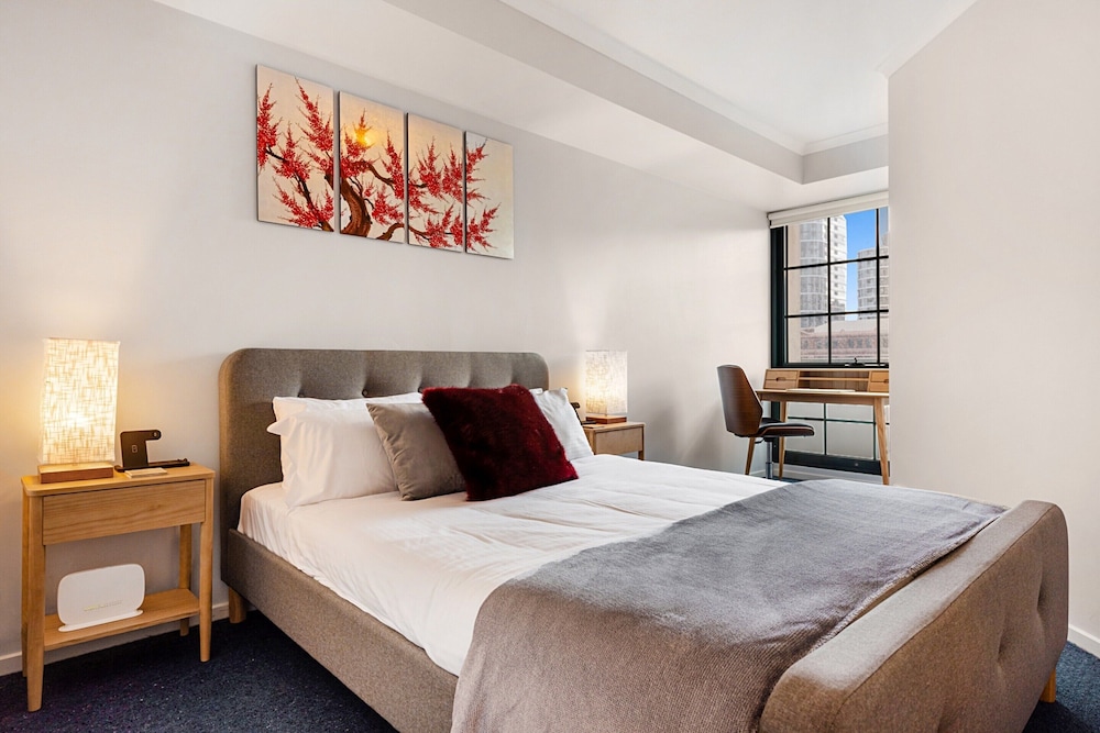 Family Unit With Balcony, Free Trams to CBD Sights