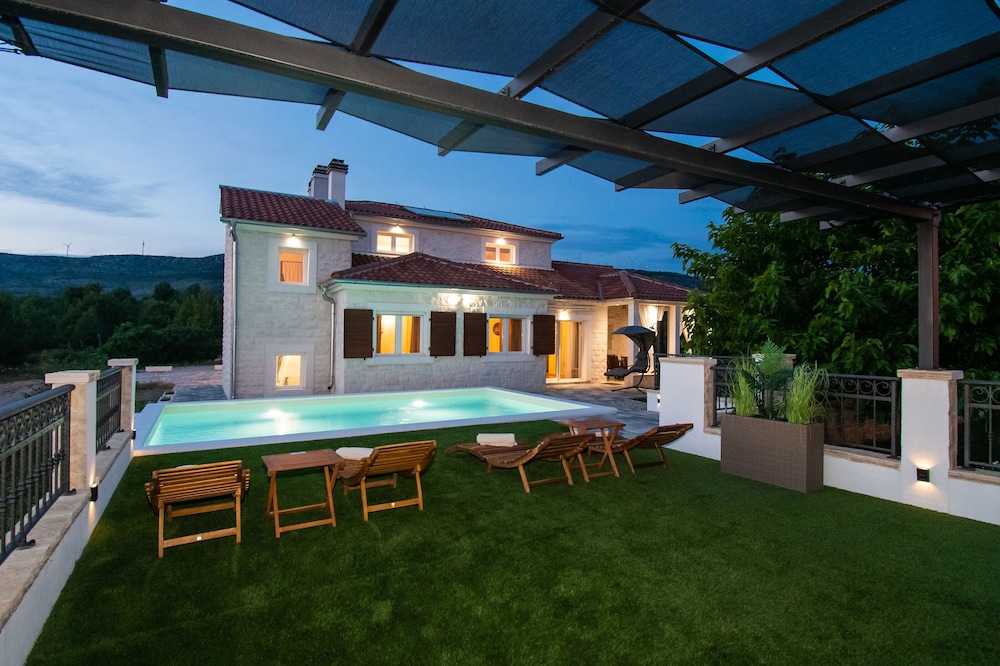 Villa Whitestone view 5
