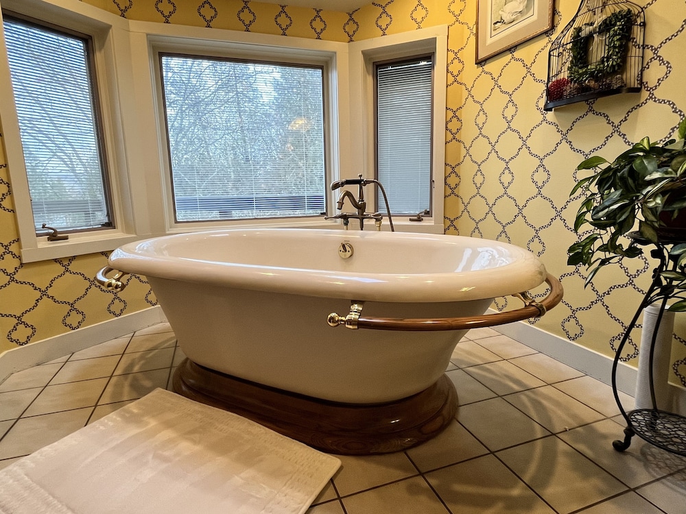 Ashland Vacations - Country Willows Inn and Estate - Property Image 6