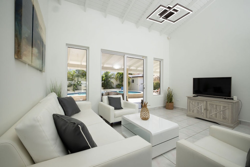 Newly Renovated 4BR 4BA Private Pool Eagle Beach