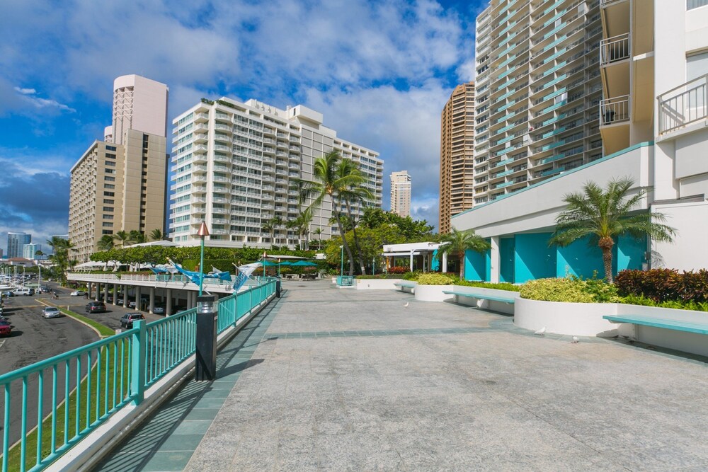 Hotel Ilikai Tower One Bedroom Lagoon View Waikiki Condos With Lanai & Free Wifi - Image 1