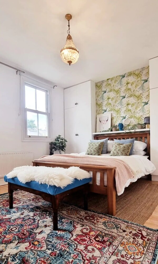 Stylish 3 Bedroom Townhouse in Brockley With Large Garden